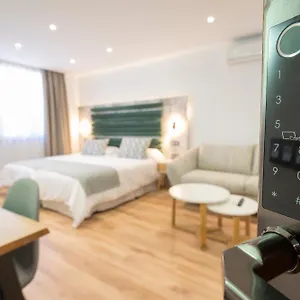 https://laguna-home-suites.adeje-hotels.com